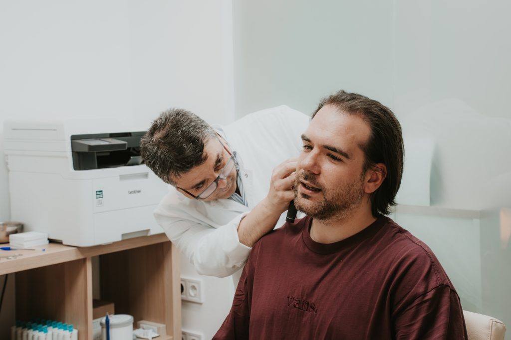 Personal de audite examinando a un paciente