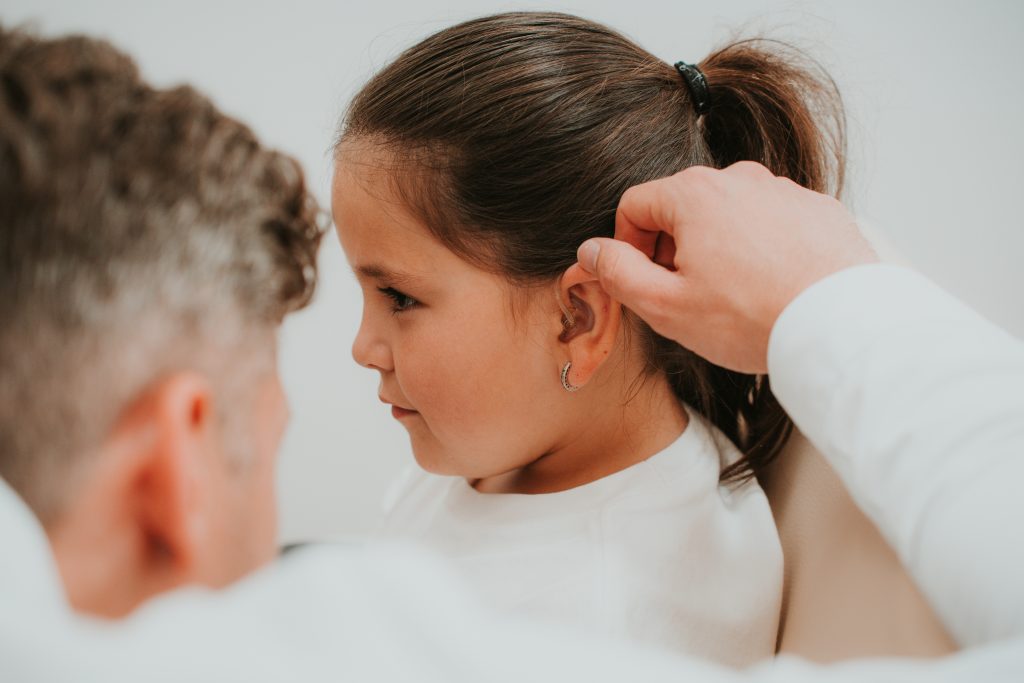 Personal de Audite realizando una prueba auditiva infantil